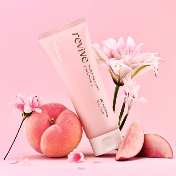 HEALING BIRD Revive Protein Treatment Plan 200ml de la marque Healing Bird, flacon crème, fleurs et pêches roses sur fond pastel.