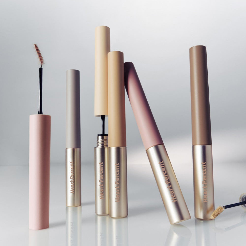 HEART PERCENT Dot On Mood Fake Up Brow Cara, maquillage des sourcils par la marque HEART PERCENT, sur fond studio