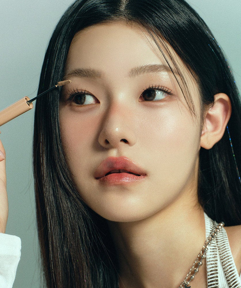 HEART PERCENT Dot On Mood Fake Up Brow Cara sur peau maquillée, sourcils dessinés, style beauté, produit en contexte visuel.