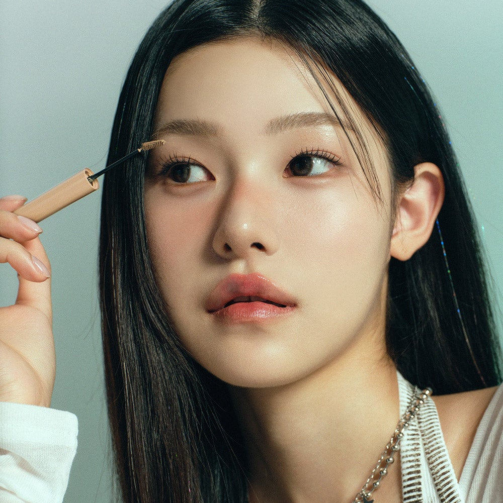 HEART PERCENT Dot On Mood Fake Up Brow Cara sur peau maquillée, sourcils dessinés, style beauté, produit en contexte visuel.