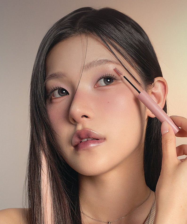 HEART PERCENT Dot On Mood Fake Up Brow Cara de HEART PERCENT : maquillage sourcils, modèle applique un pinceau, gros plan visage.