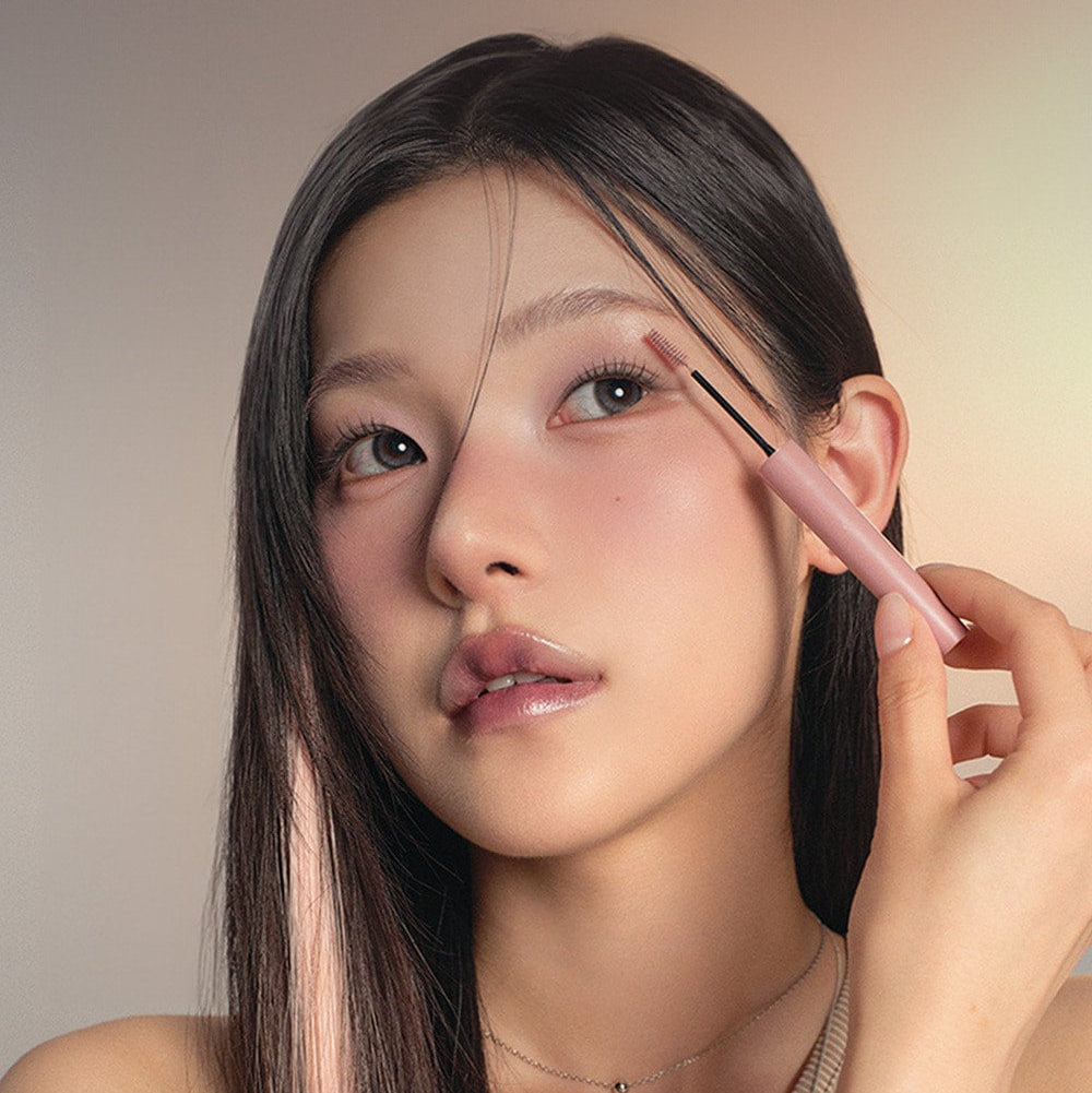 HEART PERCENT Dot On Mood Fake Up Brow Cara de HEART PERCENT : maquillage sourcils, modèle applique un pinceau, gros plan visage.