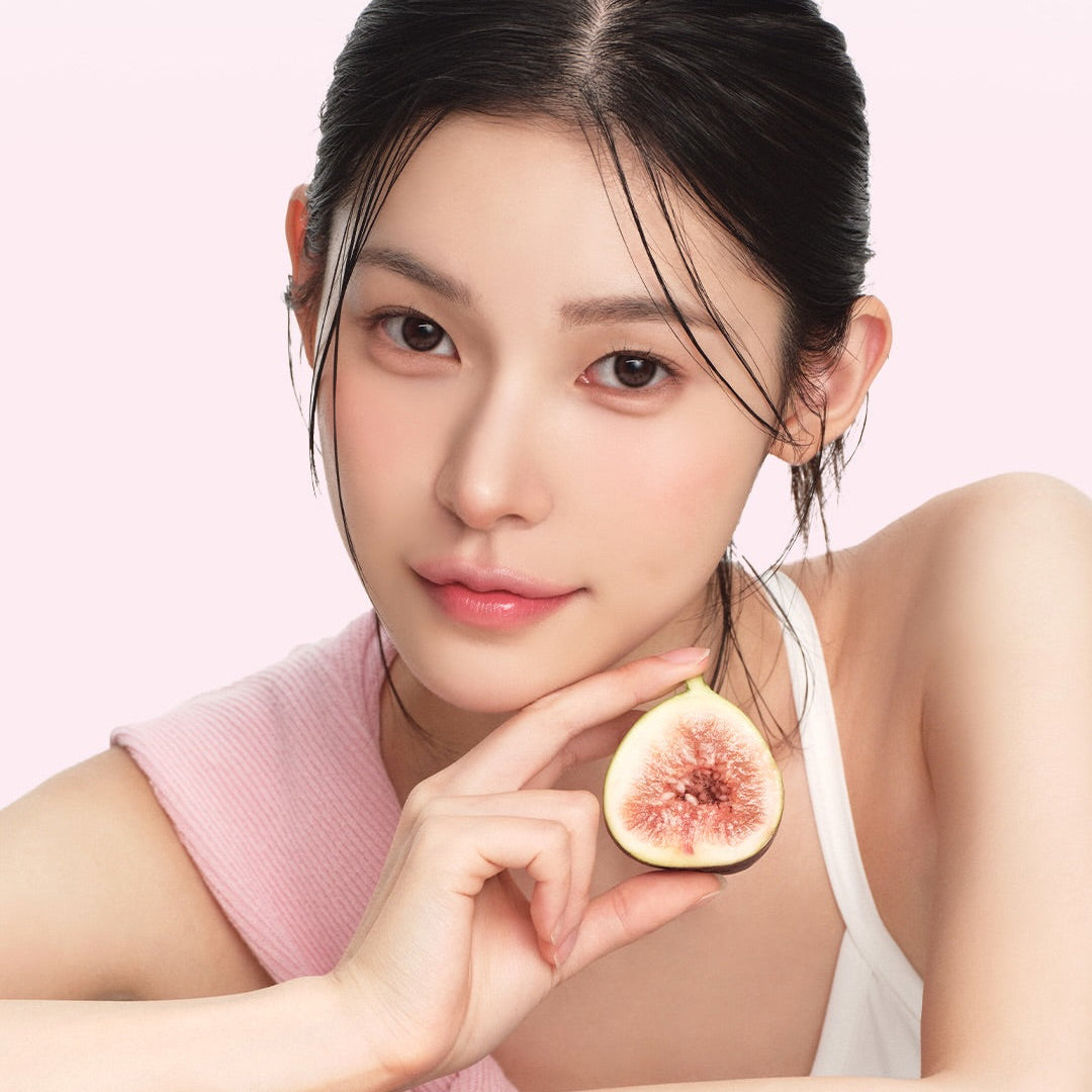 HEART PERCENT Dot On Mood First Tint 3.4g, maquillage sur modèle tenant un cœur en photo studio pastel