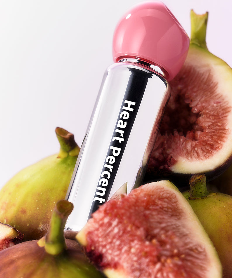 HEART PERCENT Dot On Mood First Tint 3.4g par Heart Percent, flacon rose sur figues, contexte visuel produit beauté.