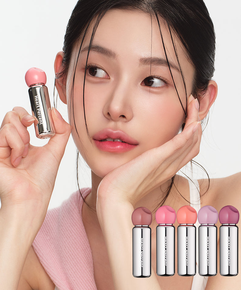 HEART PERCENT Dot On Mood First Tint 3.4g : femme maquillée avec mini flacons, teintes roses, fond clair