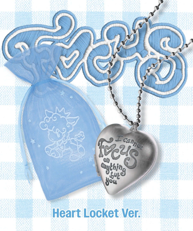 HEARTS2HEARTS - 1st Album [FOCUS] (Heart Locket Ver.)(Smart Album) : collier cœur bleu sur fond à carreaux, Kpop