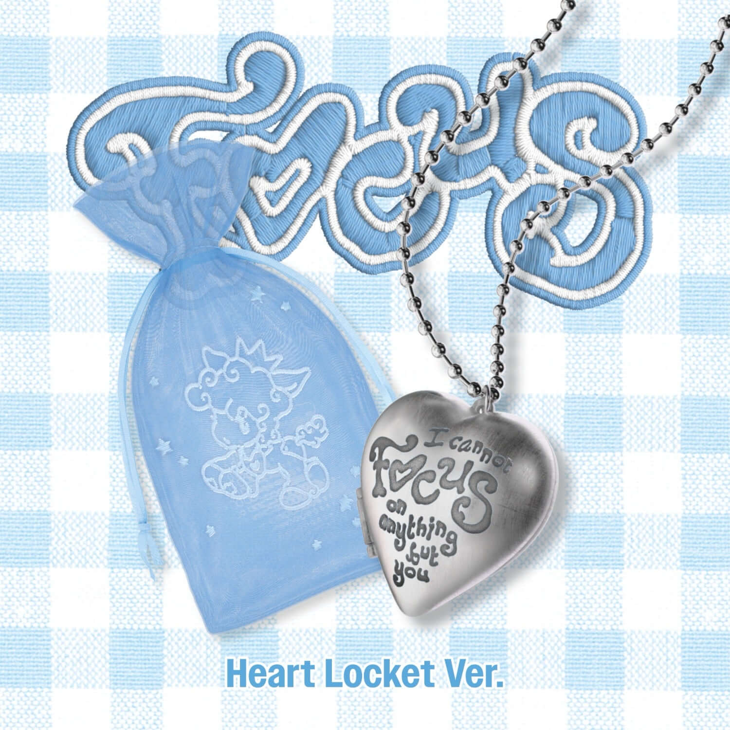 HEARTS2HEARTS - 1st Album [FOCUS] (Heart Locket Ver.)(Smart Album) : collier cœur bleu sur fond à carreaux, Kpop