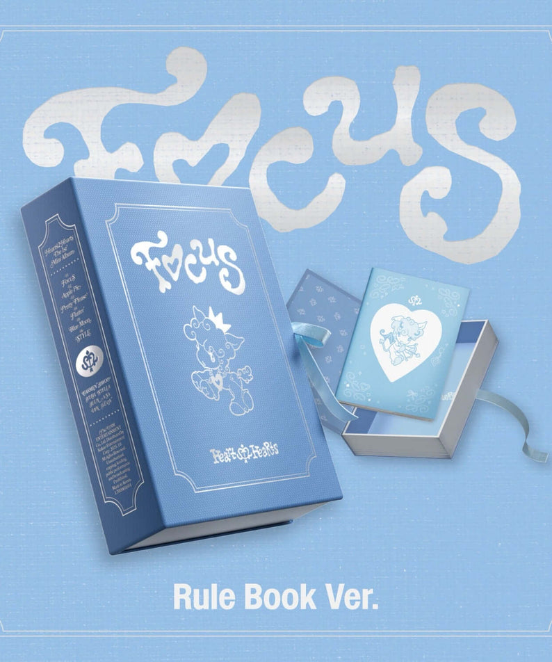HEARTS2HEARTS - 1st Album [FOCUS] (Rule Book Ver.) - Album Kpop : couvertures bleues de la marque HEARTS2HEARTS.