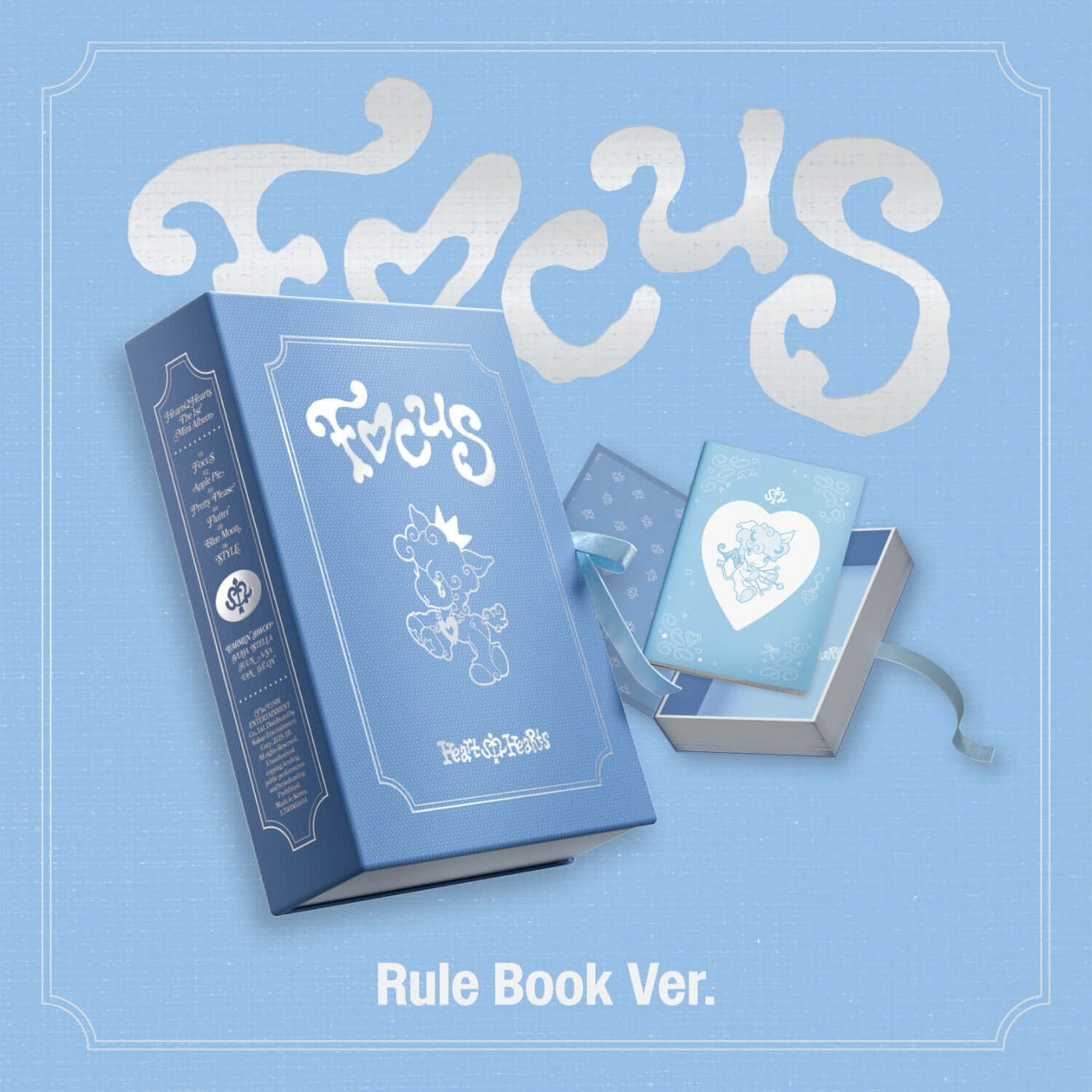 HEARTS2HEARTS - 1st Album [FOCUS] (Rule Book Ver.) - Album Kpop : couvertures bleues de la marque HEARTS2HEARTS.