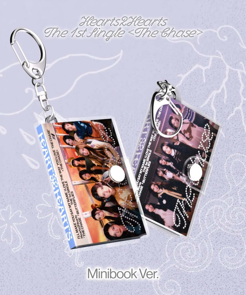 HEARTS2HEARTS - 1st Album [The Chase] (Minibook Ver.) (Smart Album) (Set of 2) Kpop : set 2 mini-books, porte-clés sur fond pastel