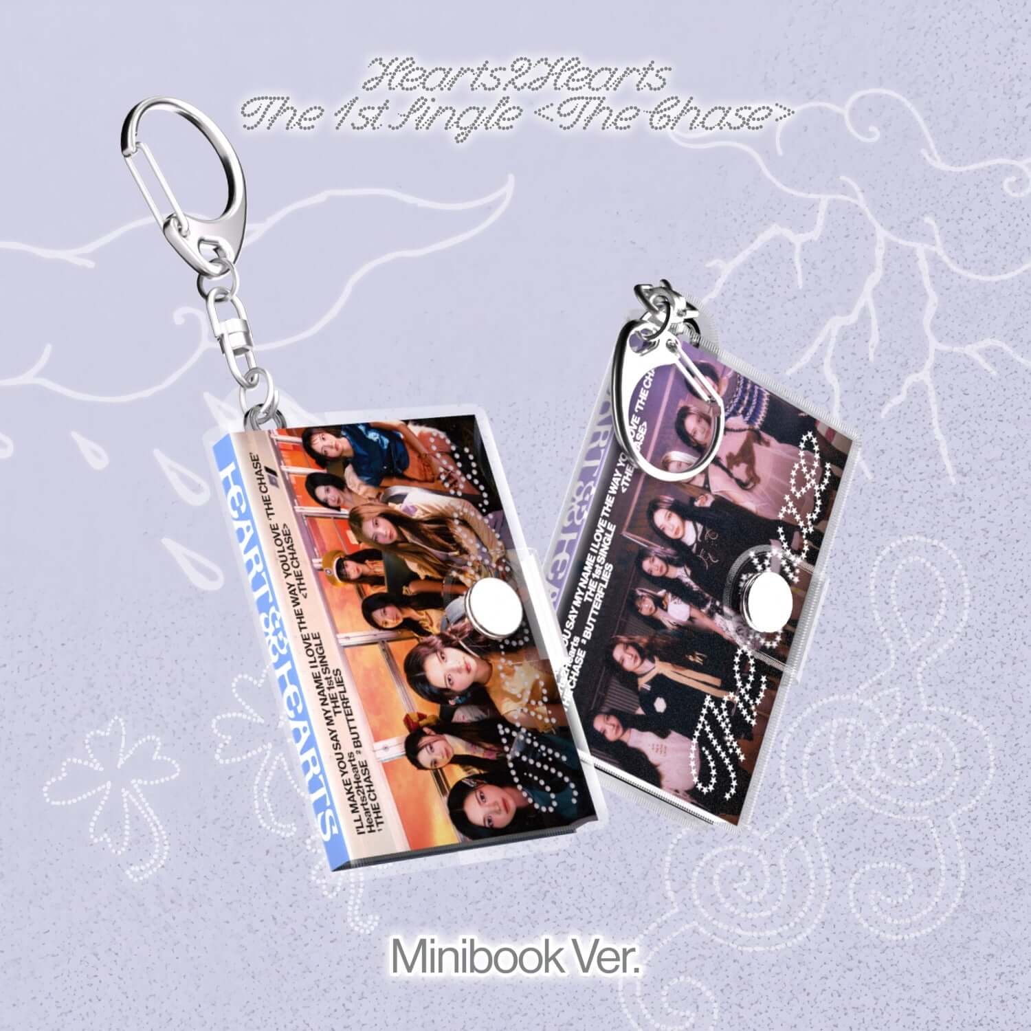 HEARTS2HEARTS - 1st Album [The Chase] (Minibook Ver.) (Smart Album) (Set of 2) Kpop : set 2 mini-books, porte-clés sur fond pastel