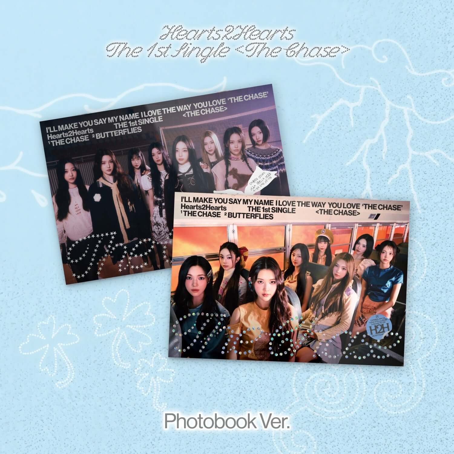 HEARTS2HEARTS - 1st Album [The Chase] (Photobook Ver.) (Set of 2) : couverture Kpop sur fond bleu ciel, pack photo.