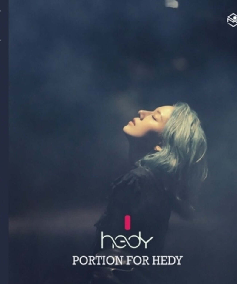 HEDY - PORTION - Album Kpop : couverture du disque HEDY, solo en concert sur fond bleu nocturne