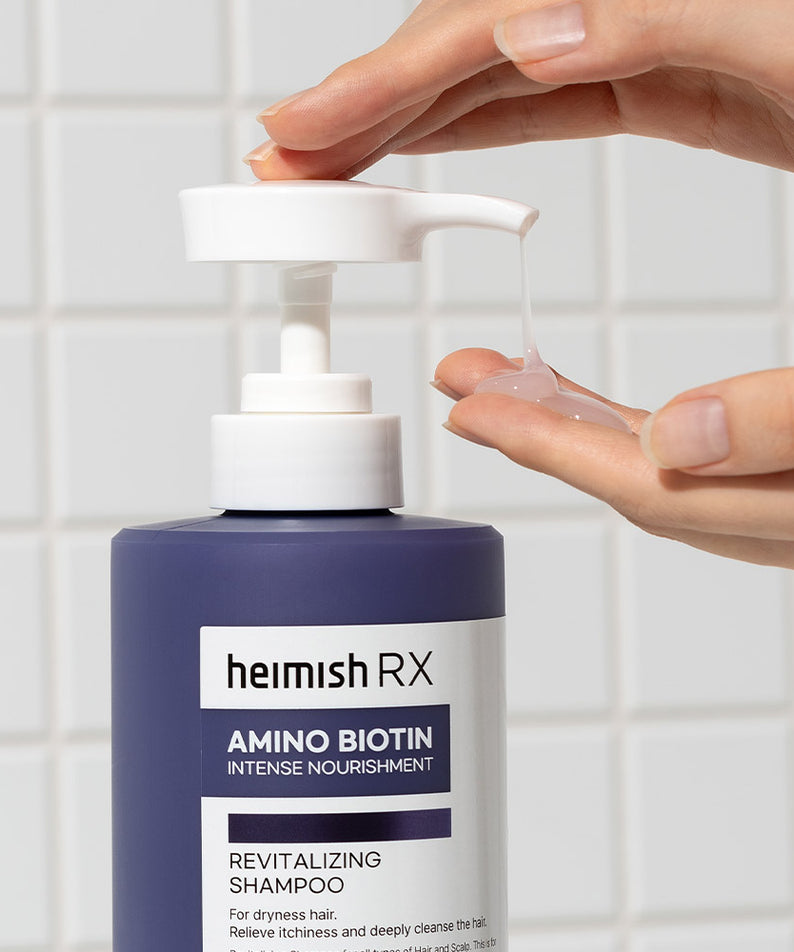 Shampoo HEIMISH RX Amino Biotin Revitalizing 400ml sur fond de carrelage blanc, mise en avant de la pompe verseuse.