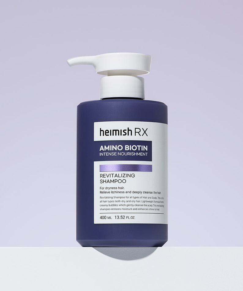Flacon de 400ml du shampooing revitalisant HEIMISH RX Amino Biotin sur fond violet.