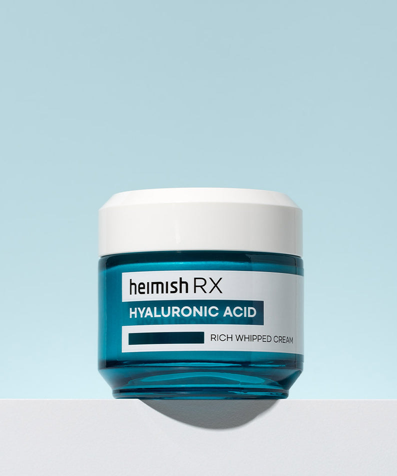 HEIMISH RX Hyaluronic Acid Rich Whipped Cream 50ml sur fond bleu clair, soin de la peau hydratant, crème fouettée riche en acide hyaluronique.