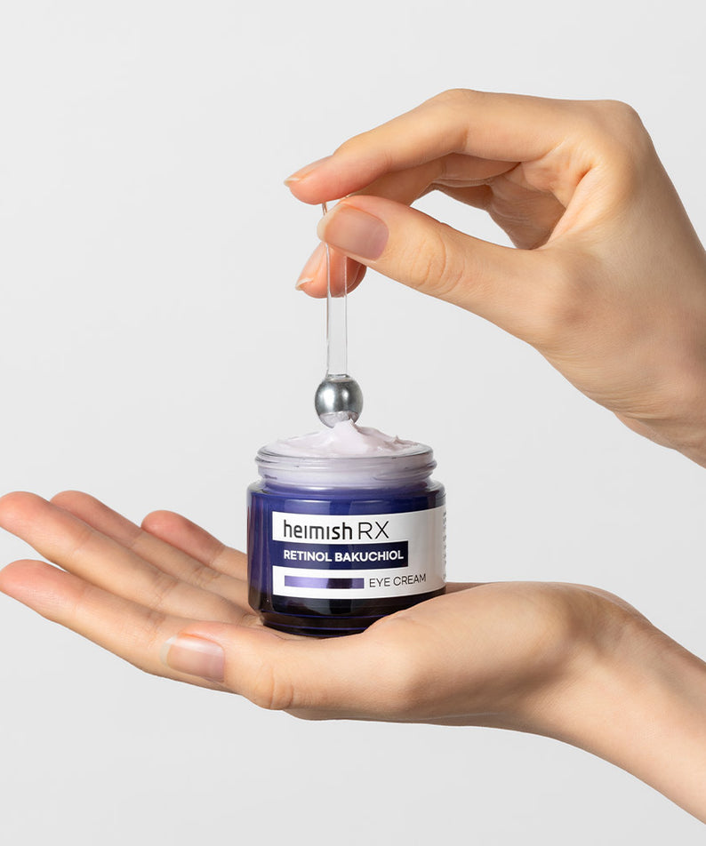 Crème contour des yeux HEIMISH RX Retinol Bakuchiol 30ml tenue dans la main, avec texture visible sur l'applicateur.