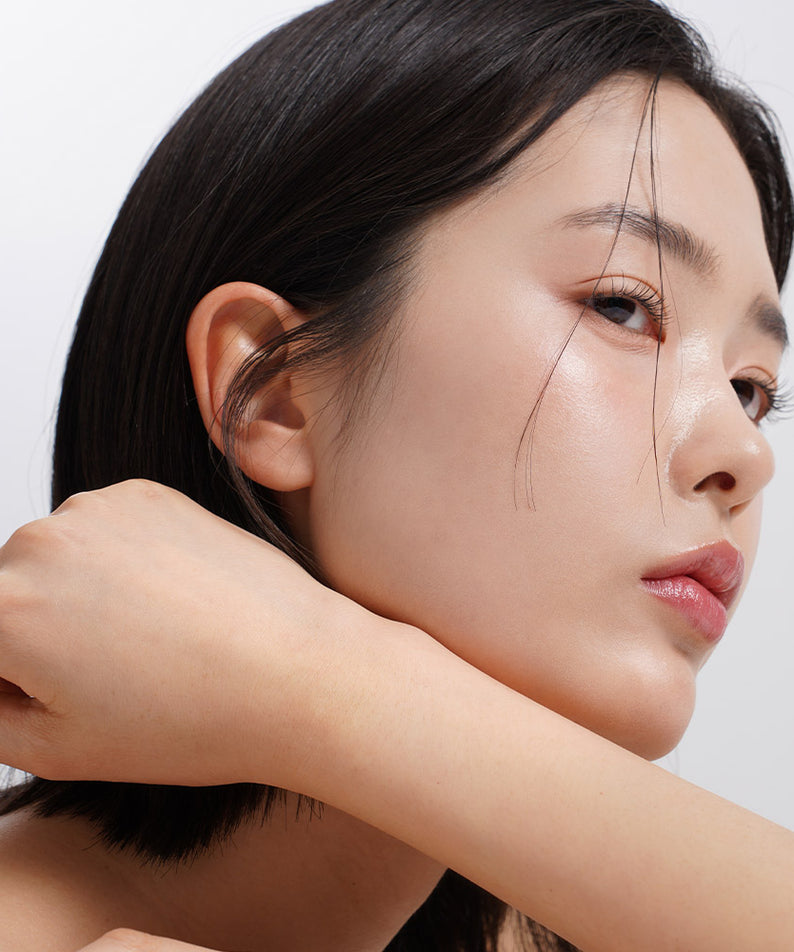 Femme avec peau lisse appliquant HEIMISH RX Retinol Bakuchiol Eye Cream 30ml, reflet de soins de la peau anti-âge