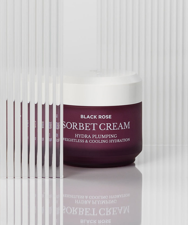 Crème HEIMISH Black Rose Hydra Plumping Shavet 50ml, hydratation et repulpant visage, pot sur surface réfléchissante.