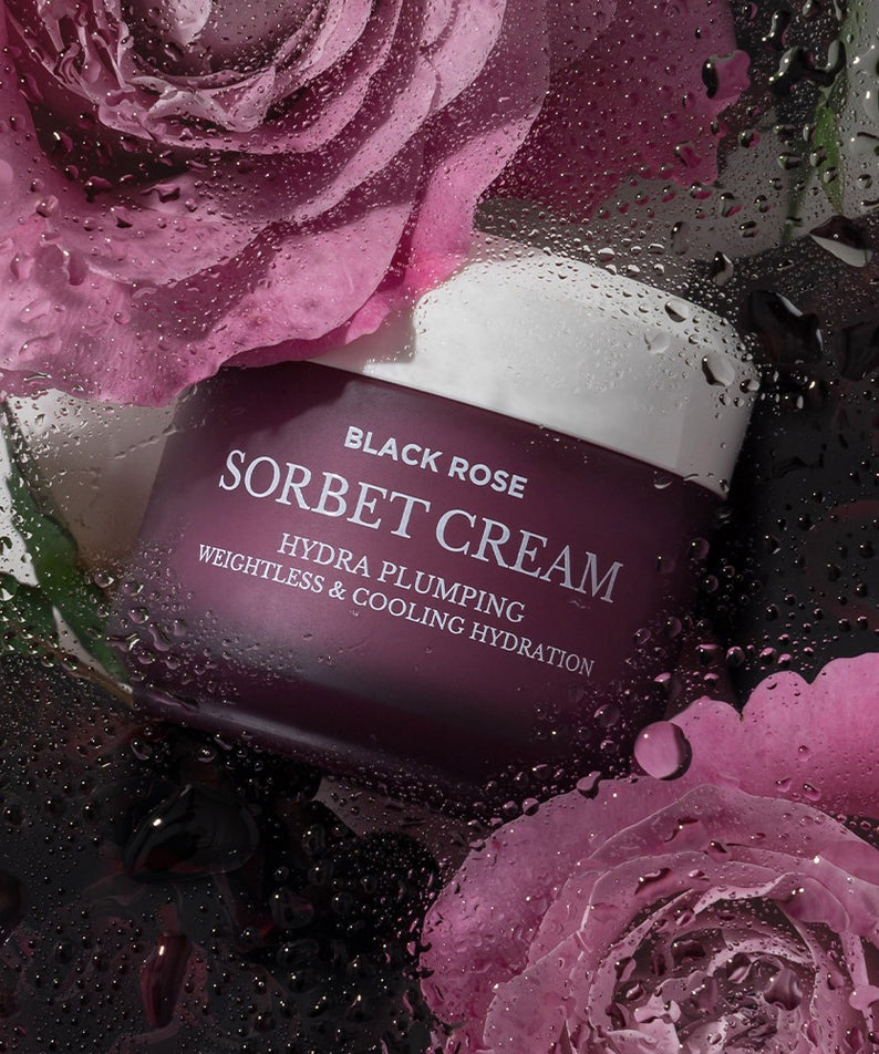 HEIMISH Black Rose Hydra Plumping Shavet Cream 50ml avec roses en arrière-plan, crème rafraîchissante et hydratante.