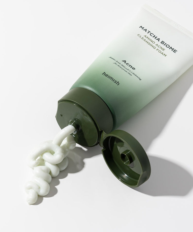 HEIMISH Matcha Biome Amino Acne Cleansing Foam 150g pour un nettoyage doux et efficace, mousse compacte sur fond blanc.