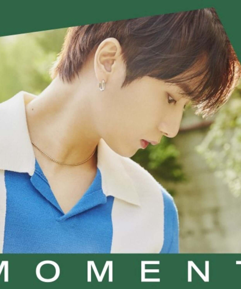 HEO YOUNGSEUNG - 4th Album [MOMENT] - Album Kpop : photo portrait en plein air, tenue bleue, style dynamique vert