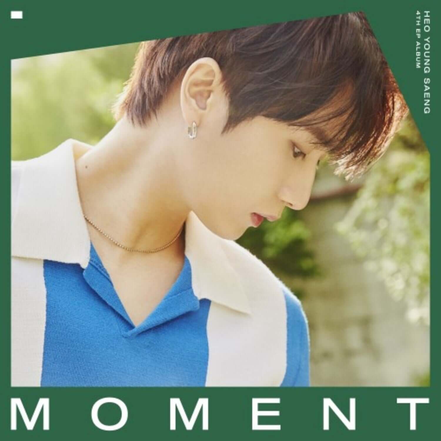 HEO YOUNGSEUNG - 4th Album [MOMENT] - Album Kpop : photo portrait en plein air, tenue bleue, style dynamique vert