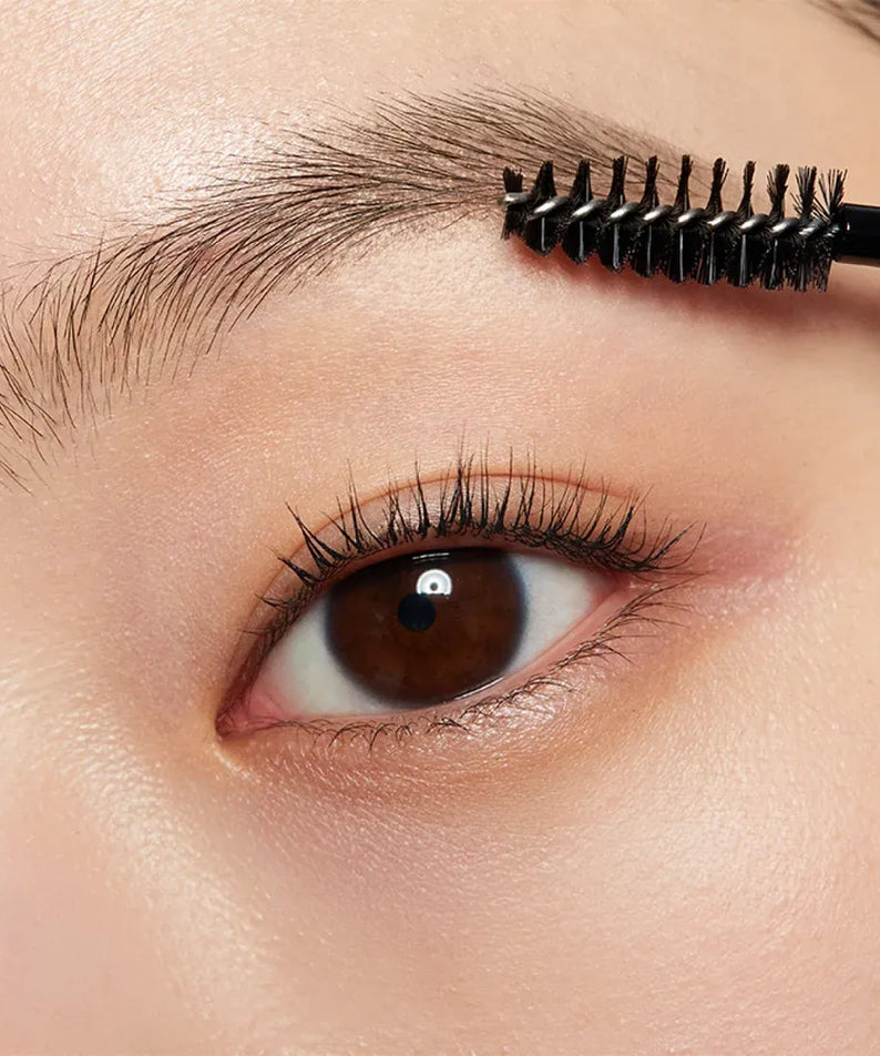 HERA Brow Desighner Auto Pencil de HERA, gros plan sur sourcil avec brosse et application, visage maquillé