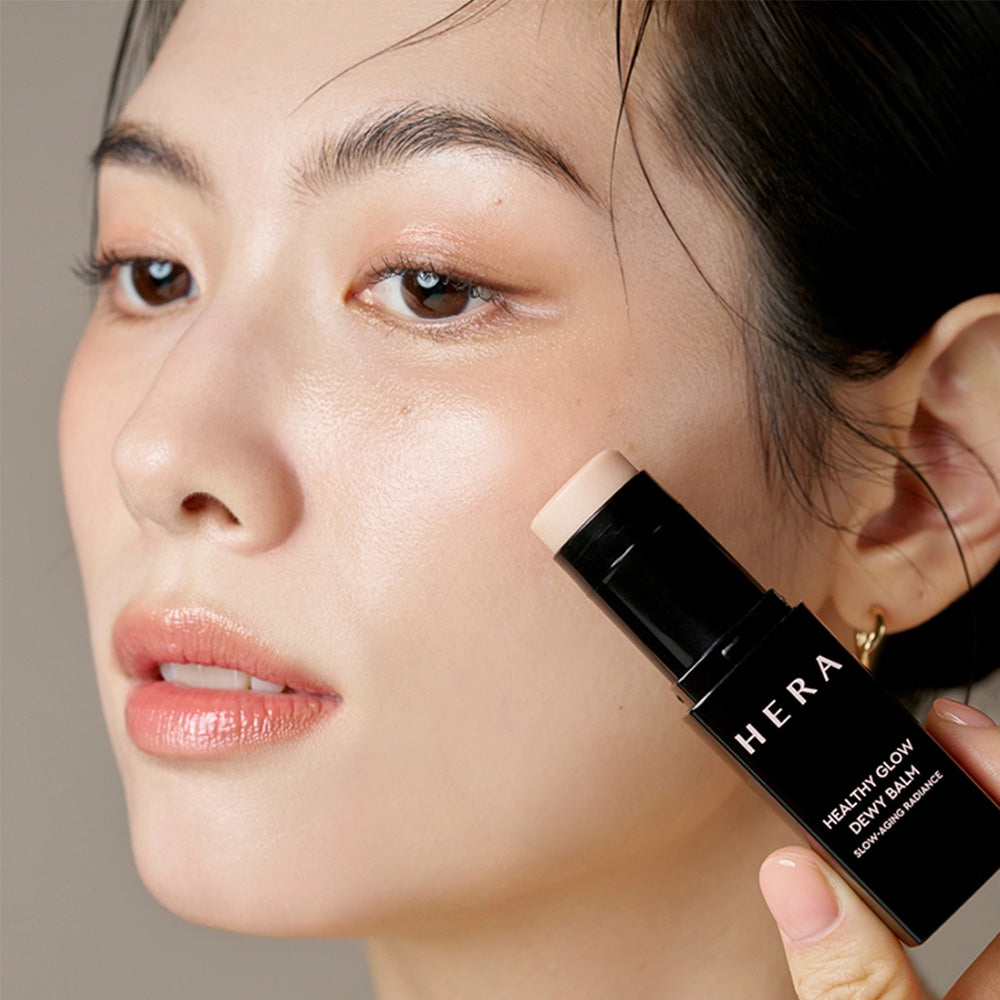 Décris l'image en français en mentionnant le produit, la marque et le contexte visuel : HERA  Healthy Glow Dewy Balm 10g