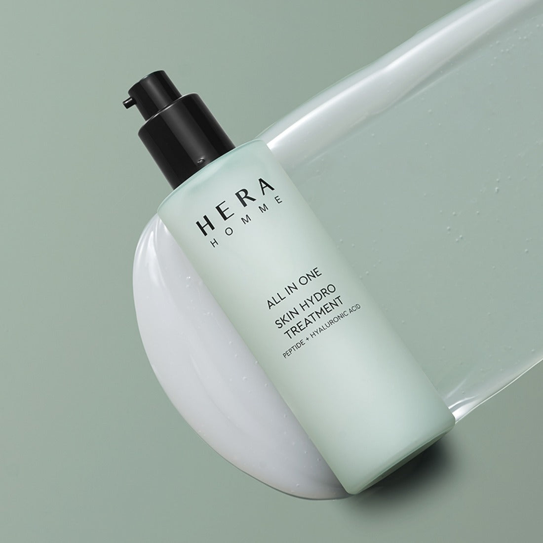 HERA Homme All-in-One Skin Hydro Treatment 150ml de HERA : flacon hydratant pour homme sur fond vert, photo produit.