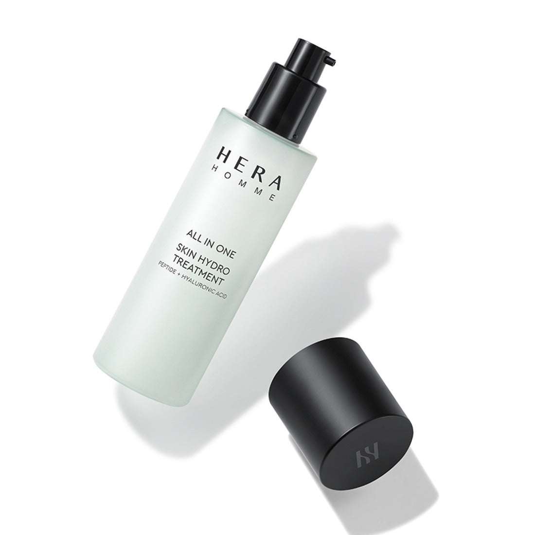 HERA Homme All-in-One Skin Hydro Treatment 150ml HERA, flacon blanc avec pompe noire, sur fond clair