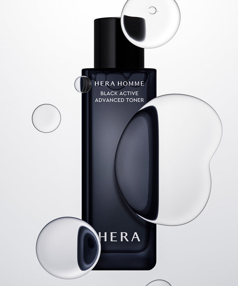 HERA Homme Black Active Advanced Toner 125ml de HERA sur fond blanc, flacon noir et éléments décoratifs abstraits