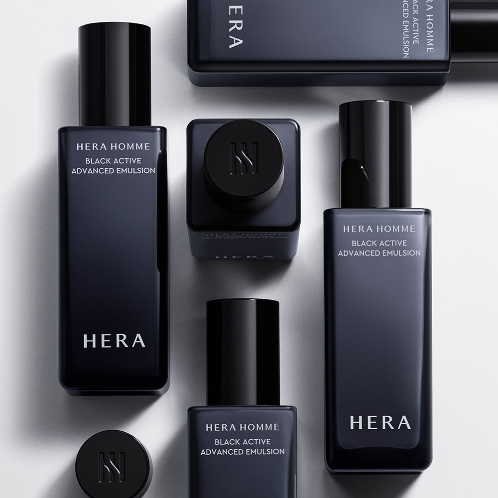 HERA Homme Black Active Advanced Toner 125ml HERA, flacon noir sur fond clair avec autres produits de soin homme