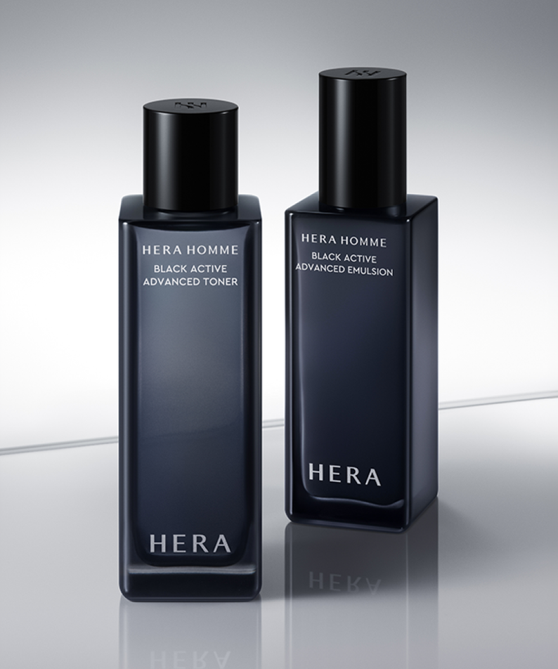 HERA Homme Black Active Advanced Toner 125ml, pack HERA homme sur fond studio blanc, bouteilles noires, contexte cosmétique.