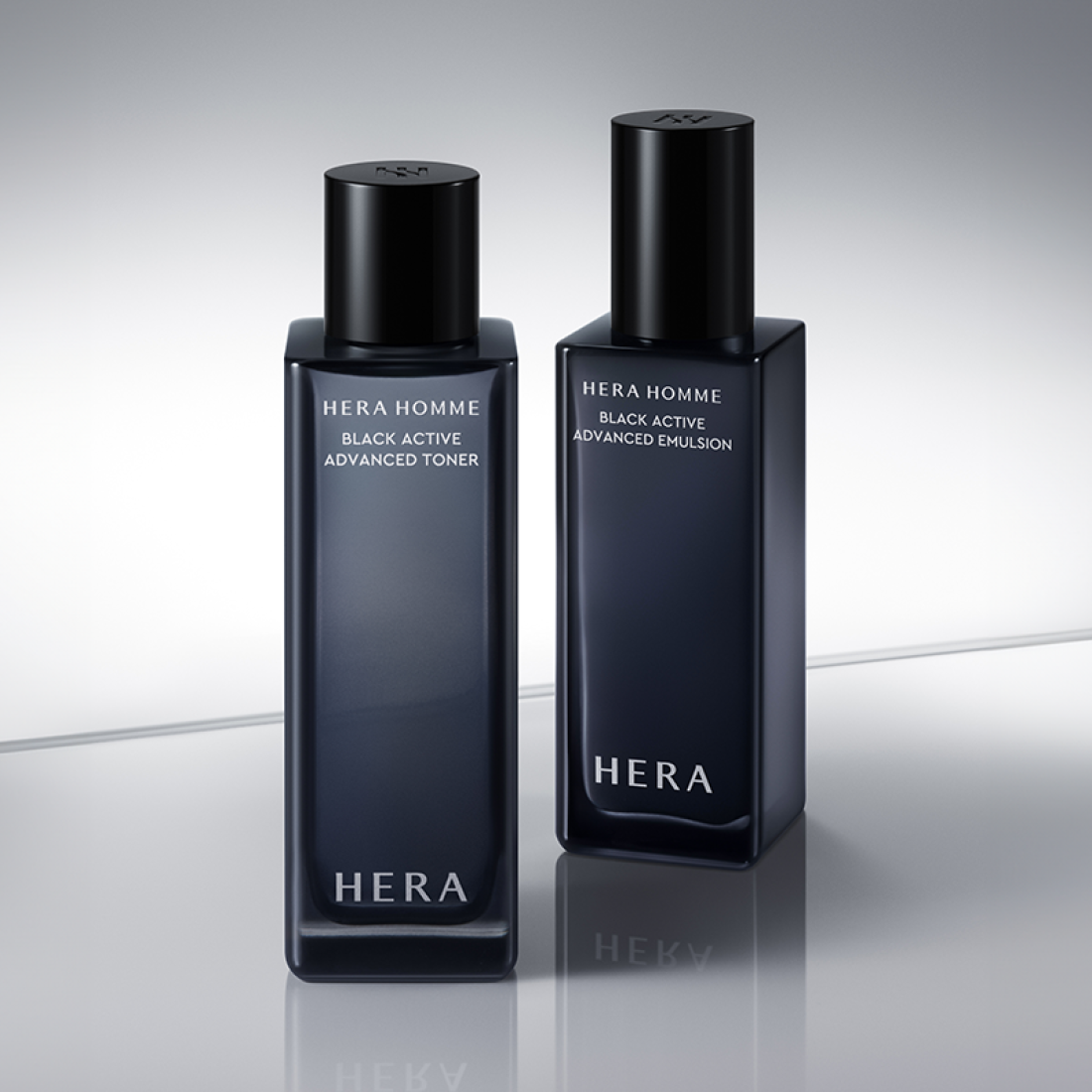 HERA Homme Black Active Advanced Toner 125ml, pack HERA homme sur fond studio blanc, bouteilles noires, contexte cosmétique.