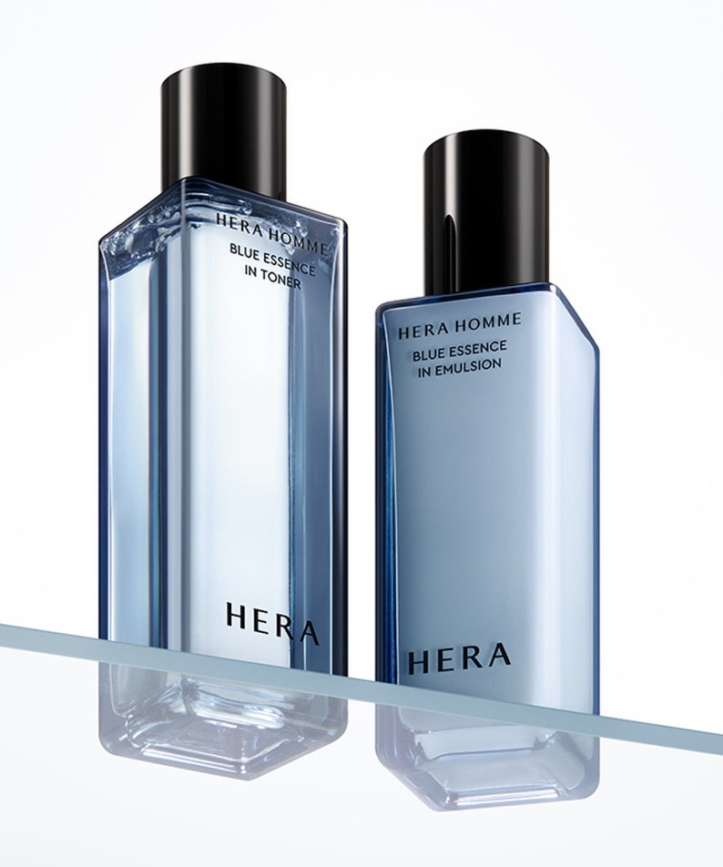 HERA  Homme Blue Essence In Toner 125ml, bouteilles cosmétiques HERA pour homme bleu sur fond clair, gouttes visuelles