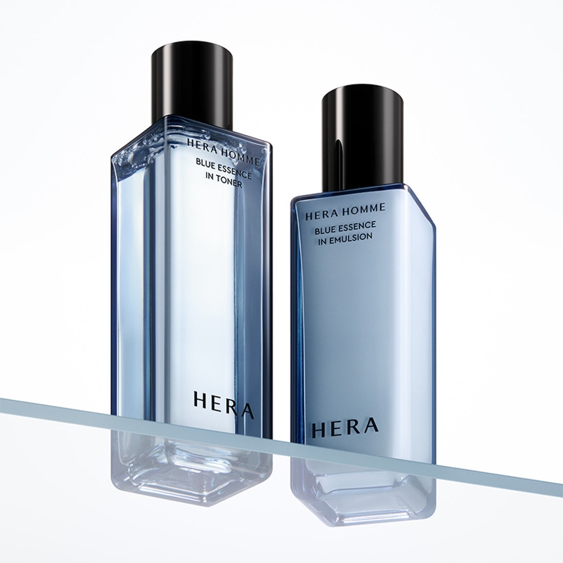 HERA  Homme Blue Essence In Toner 125ml, bouteilles cosmétiques HERA pour homme bleu sur fond clair, gouttes visuelles