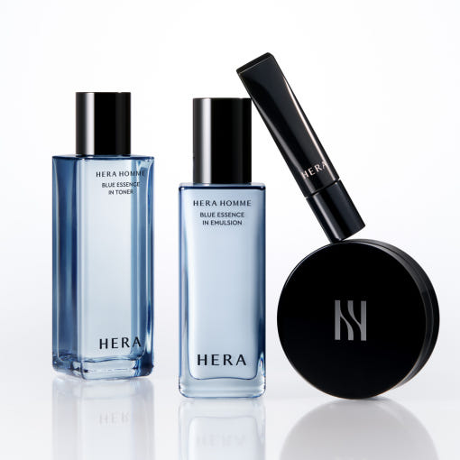 HERA  Homme Blue Essence in Emulsion 110m, flacons bleus et spray sur fond blanc, marque HERA en visuel produit
