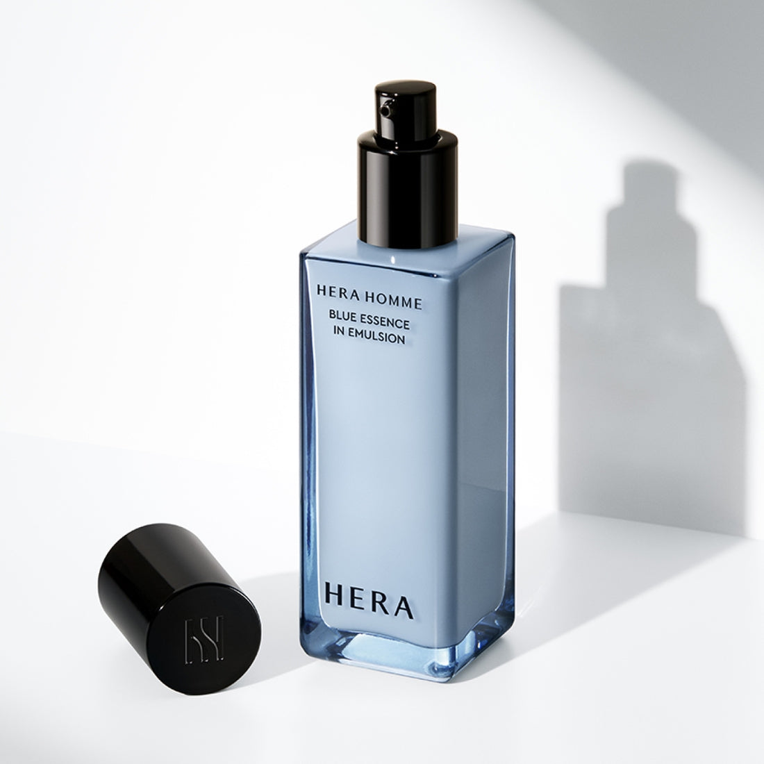 HERA Homme Blue Essence in Emulsion 110ml de HERA, flacon bleu sur fond clair, style minimaliste et moderne.