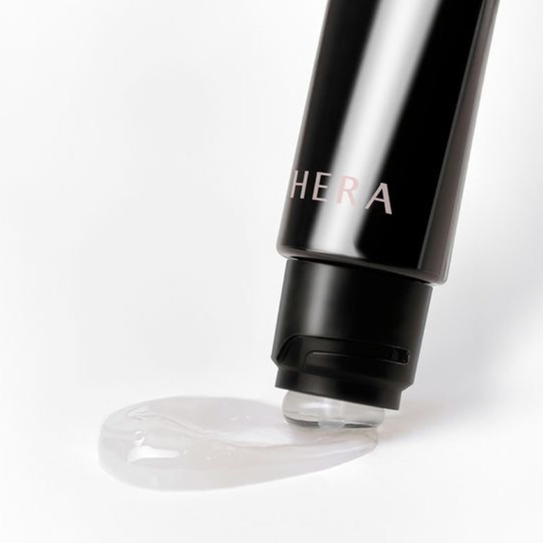 HERA  Lip Serum Intense 11g, tube noir avec sérum brillant sur fond blanc, gros plan du produit HERA.