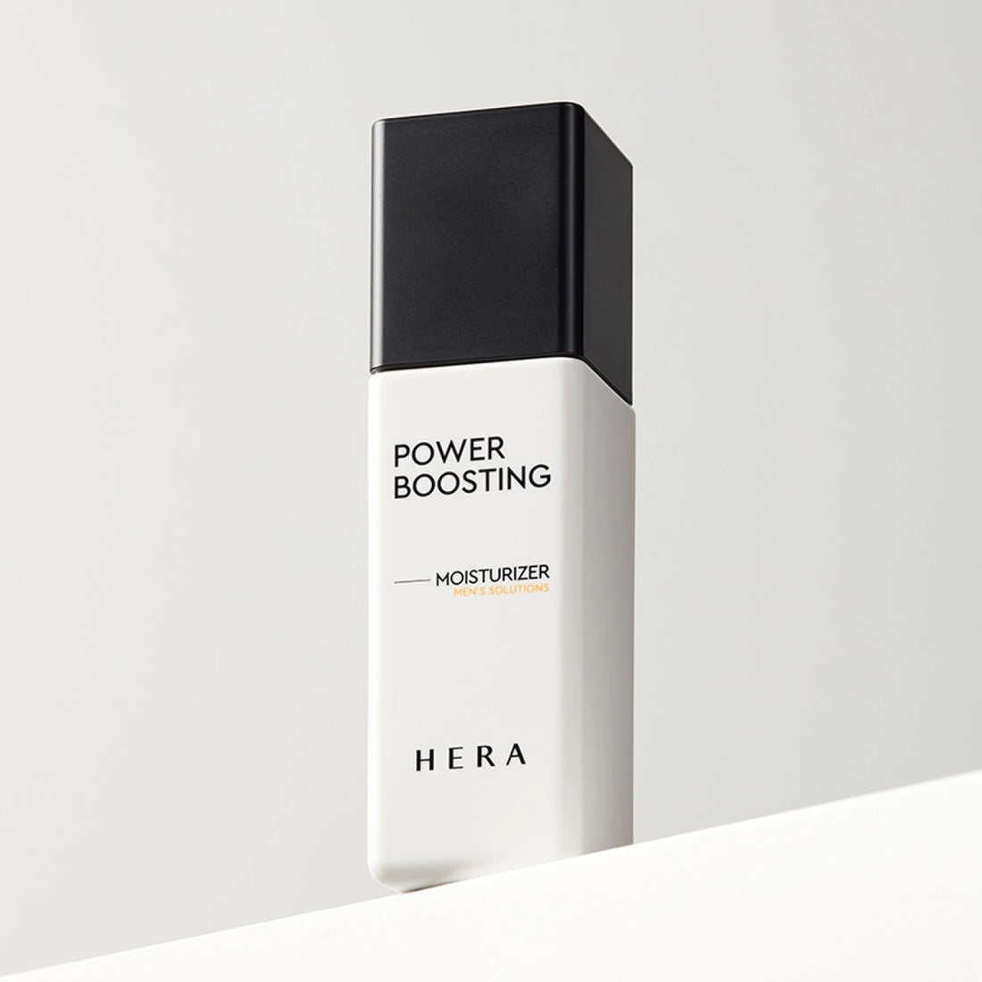 HERA Powder Boosting Moisturizer 110ml de HERA, flacon crème hydratante sur fond clair, visuel produit.