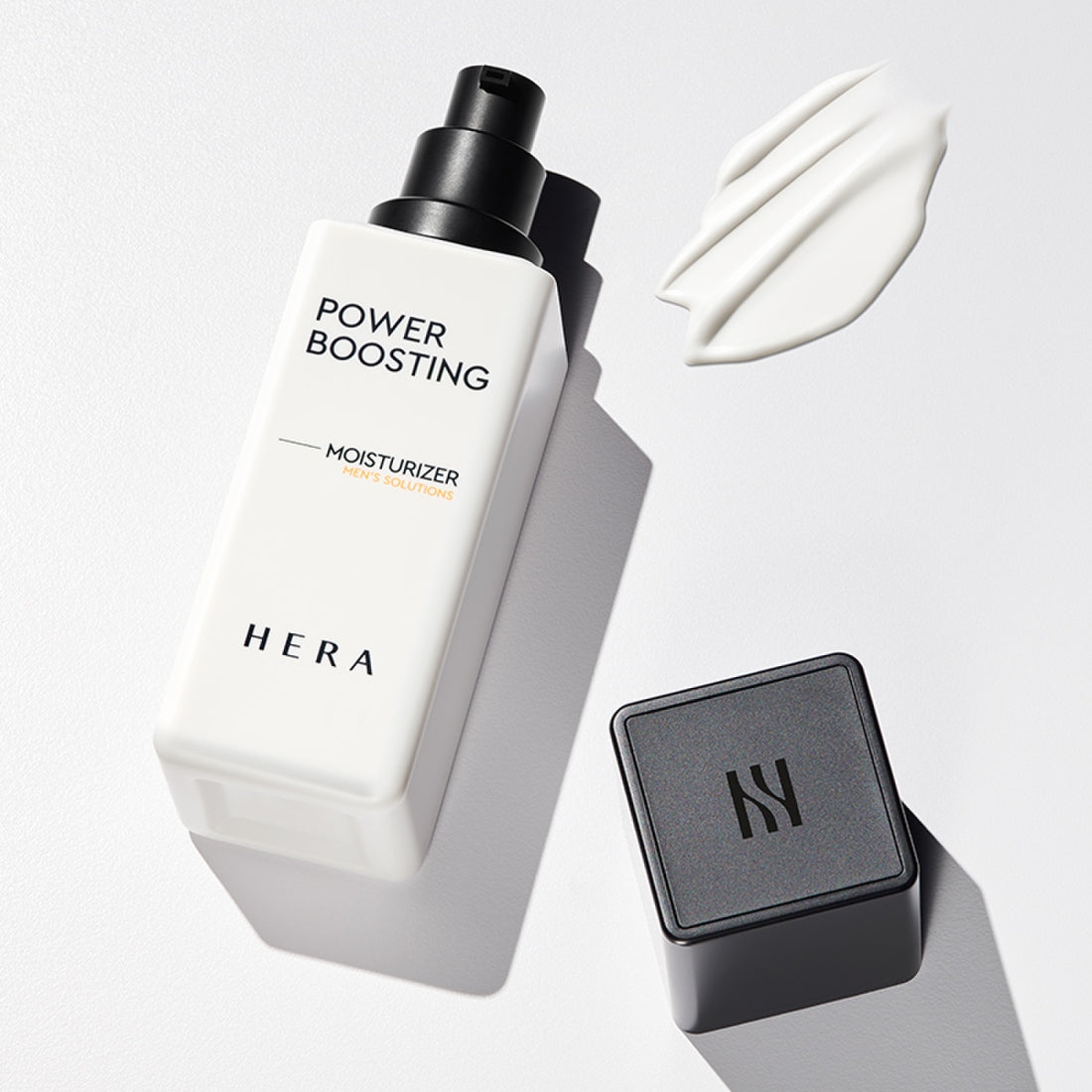 HERA Power Boosting Moisturizer 110ml, la marque HERA : flacon blanc et texture crème sur fond clair.