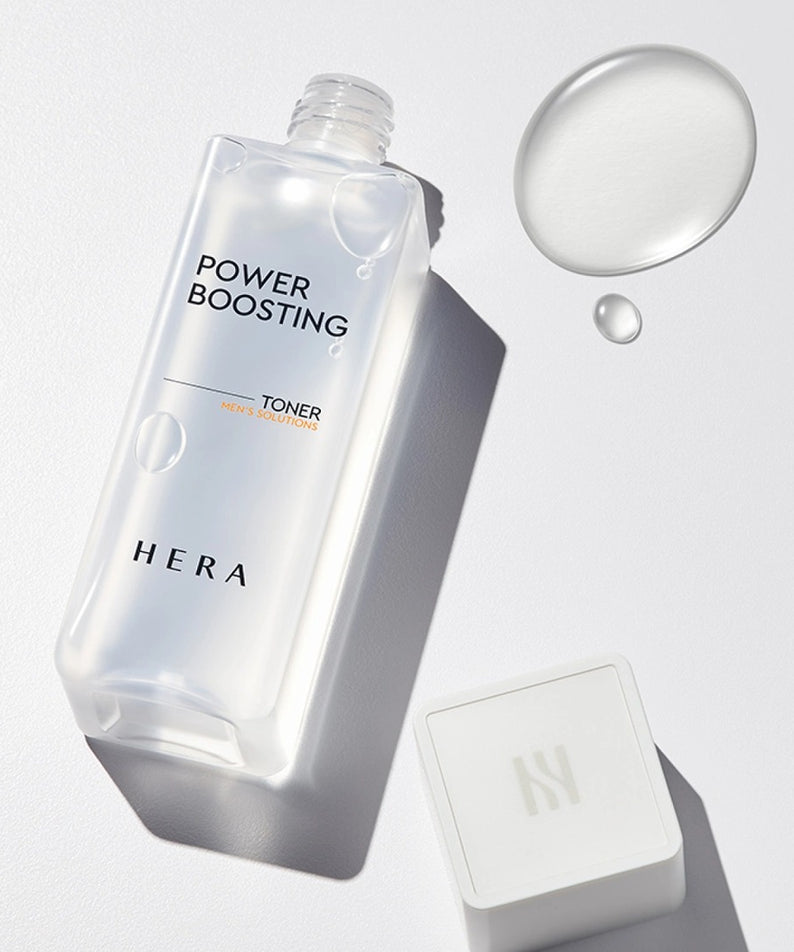 HERA Power Boosting Toner 150ml : flacon HERA sur fond clair, bulles et ombres pour une présentation skincare.