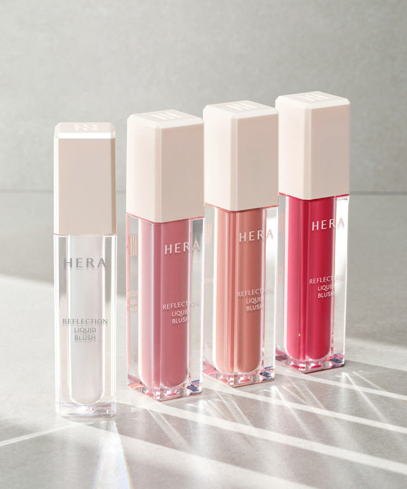 HERA Reflection Liquid Blush 7.5g de HERA, flacons transparents sur fond clair, maquillage liquide en contexte studio.