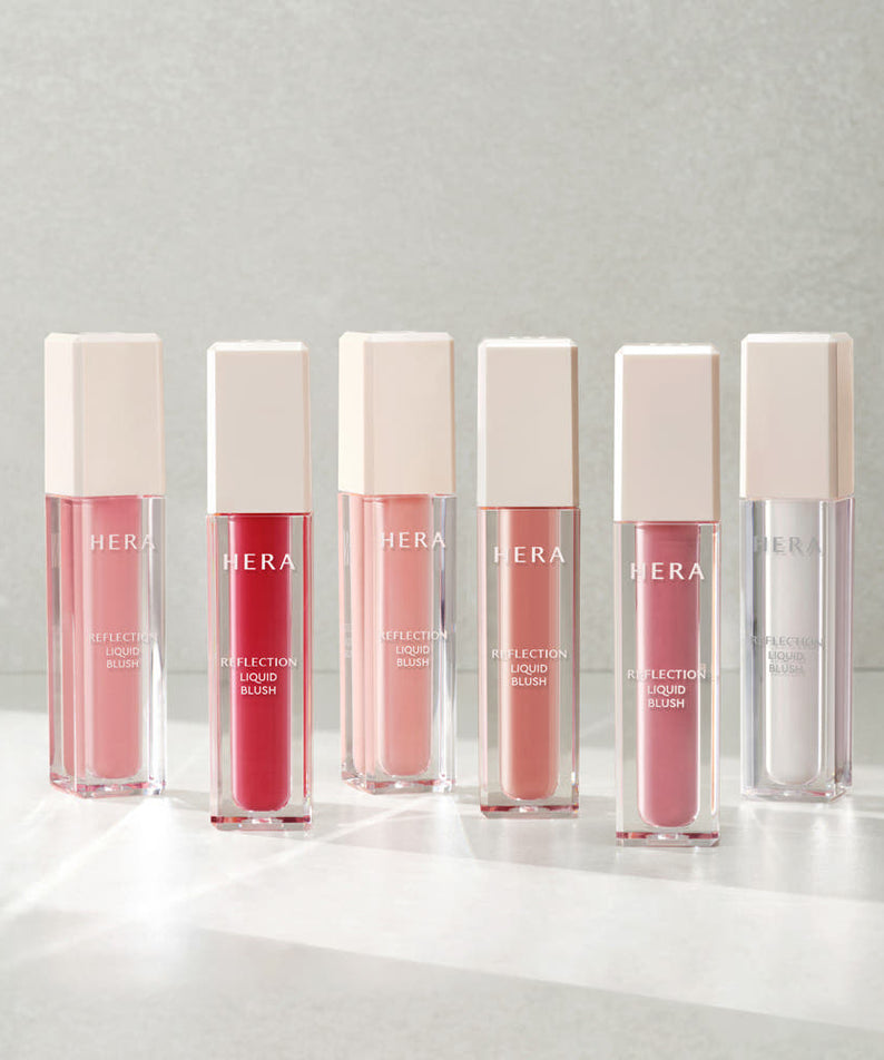 HERA Reflection Liquid Blush 7.5g de HERA : plusieurs flacons liquides roses sur fond clair, style beauté.