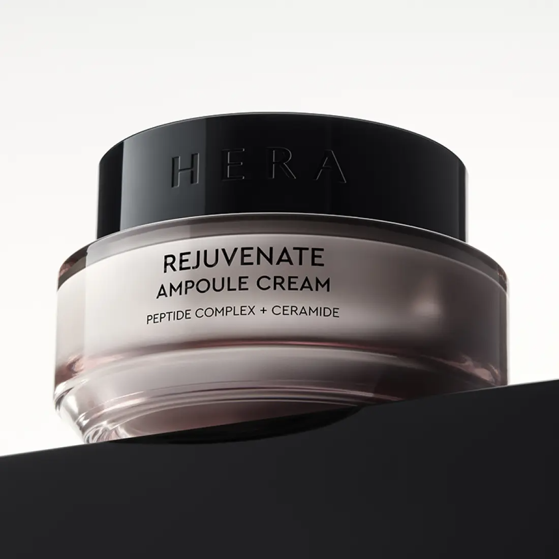 HERA Rejuvanate Ampoule Cream 50ml de la marque HERA, pot cosmétique sur fond clair, éclairage studio.