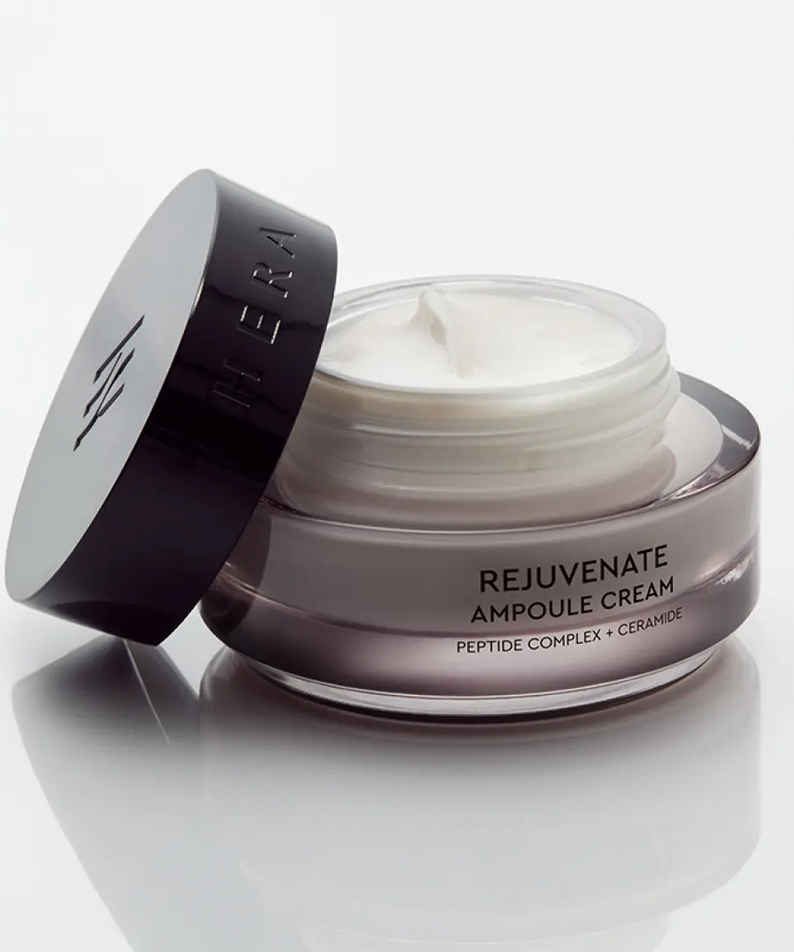 HERA Rejuvanate Ampoule Cream 50ml de HERA sur fond blanc, pot ouvert avec crème, contexte skincare beauté.