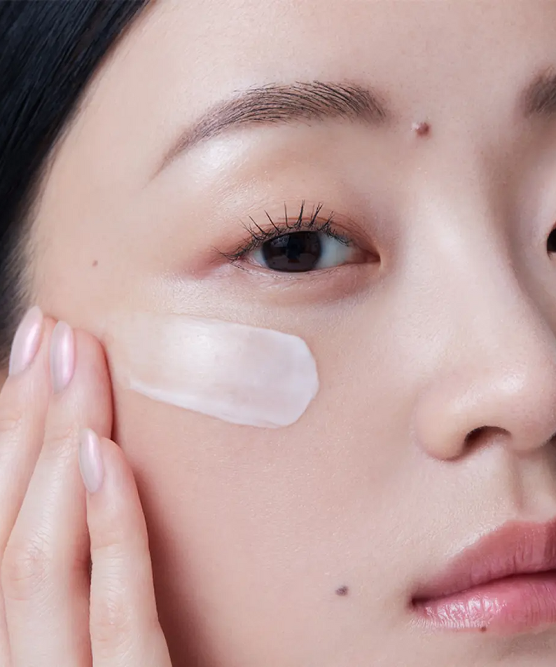 HERA Rejuvanate Ampoule Cream 50ml, application sur le visage avec patch, marque HERA, contexte beauté.