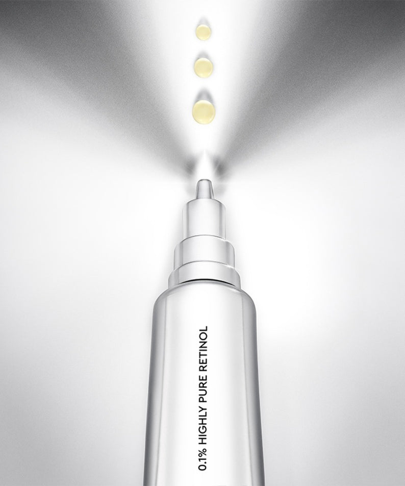 HERA Retinol 3X Lifting Serum 25ml de HERA, sérum en flacon blanc sur fond lumineux minimaliste, gouttes dorées