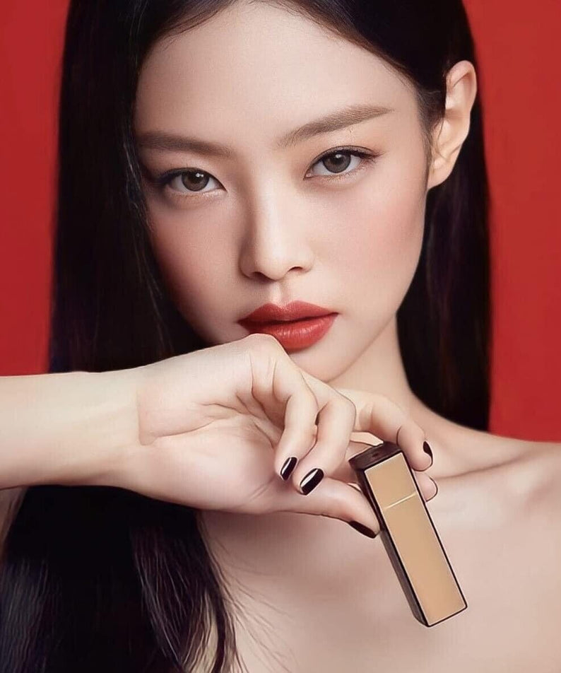 HERA Rouge Clasyy 3.5g de HERA, maquillage sur lèvres, femme portrait maquillée sur fond rouge.